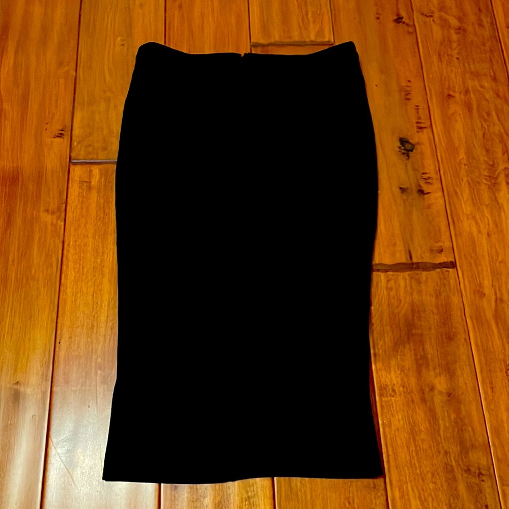 2b Bebe fitted black pencil skirt with back invisible zipper size XS